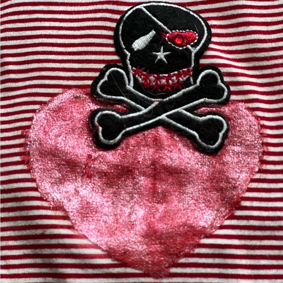 Skull and Crossbones Heart T with Rhinestone, SPF30 - Picture 2 of 4